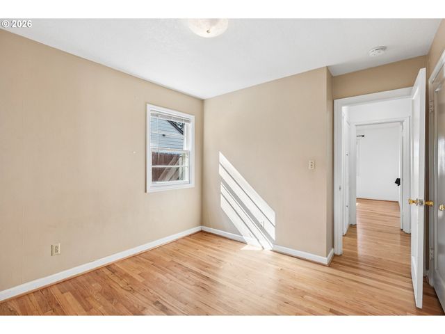 9306 Se SALMON St, Portland, OR 97216