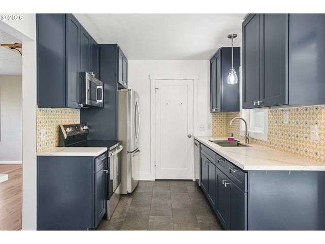 9306 Se SALMON St, Portland, OR 97216