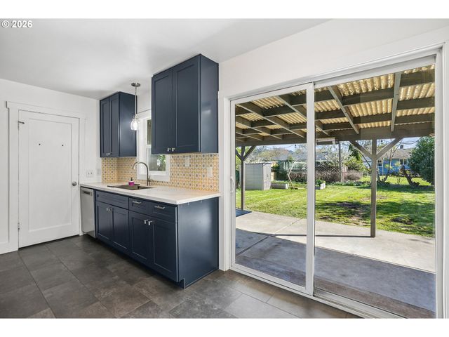 9306 Se SALMON St, Portland, OR 97216