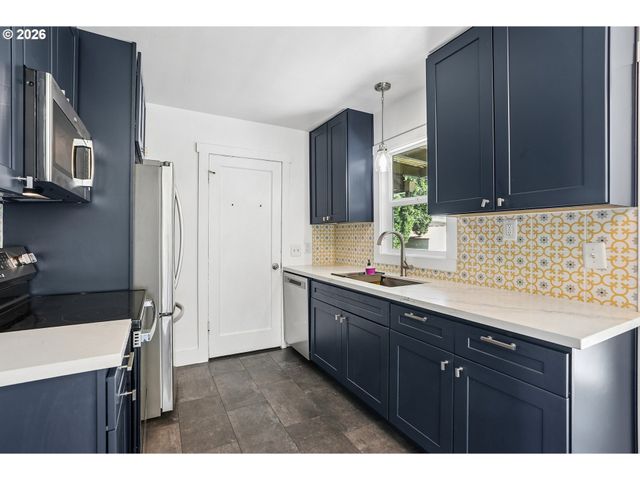 9306 Se SALMON St, Portland, OR 97216