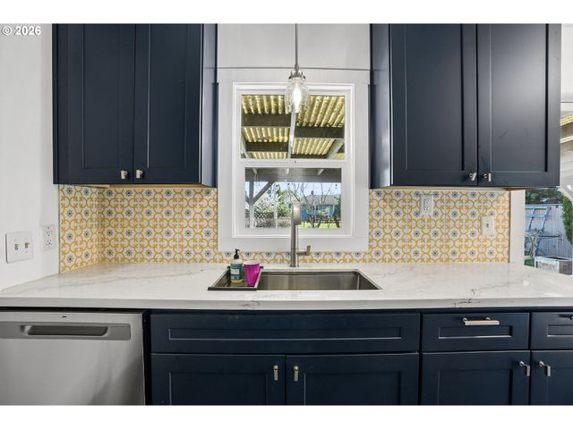 9306 Se SALMON St, Portland, OR 97216