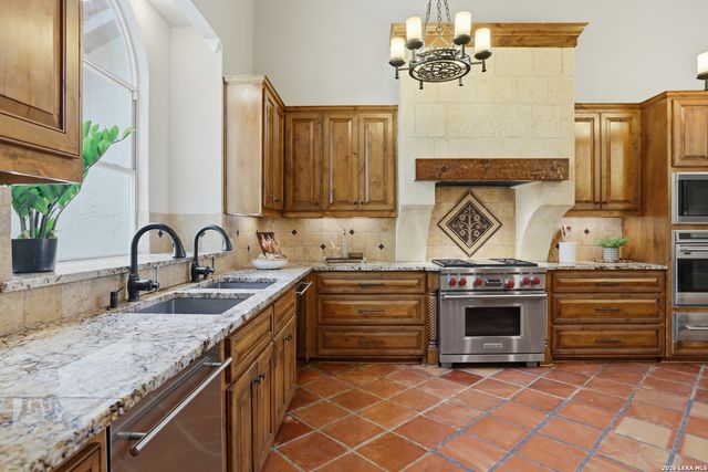 105 Rock Squirrel, Shavano Park, TX 78231
