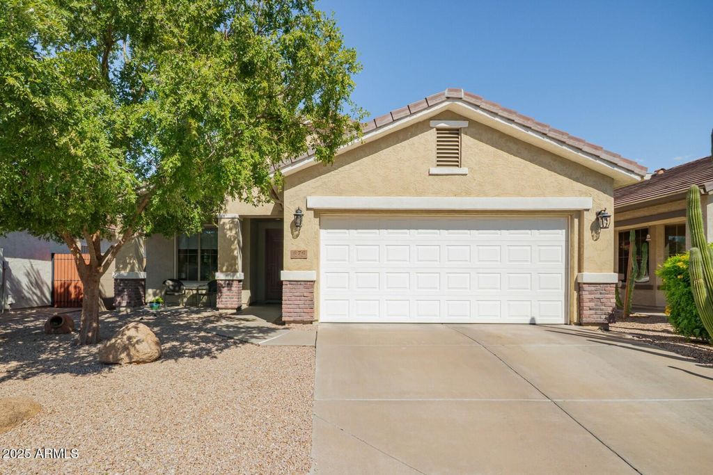 676 W TWIN PEAKS Parkway, San Tan Valley, AZ 85143