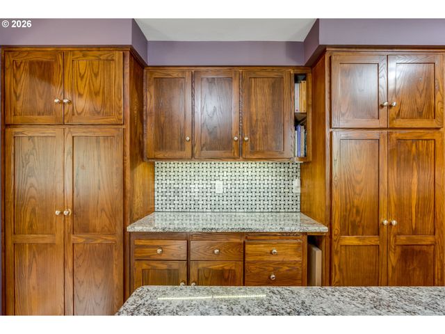 1930 Sw WILLOW Pkwy, Gresham, OR 97080