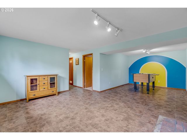 1930 Sw WILLOW Pkwy, Gresham, OR 97080
