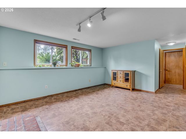 1930 Sw WILLOW Pkwy, Gresham, OR 97080