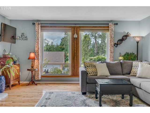1930 Sw WILLOW Pkwy, Gresham, OR 97080