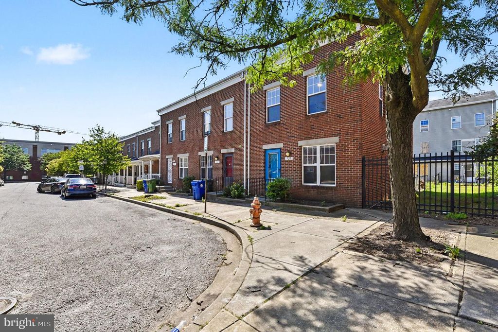 Image 4 of property listing at 725 W CHERRY BLOSSOM WAY, Baltimore, MD 21201