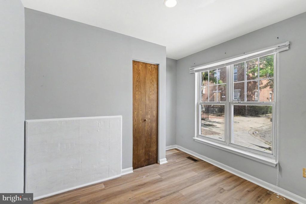 Image 6 of property listing at 725 W CHERRY BLOSSOM WAY, Baltimore, MD 21201