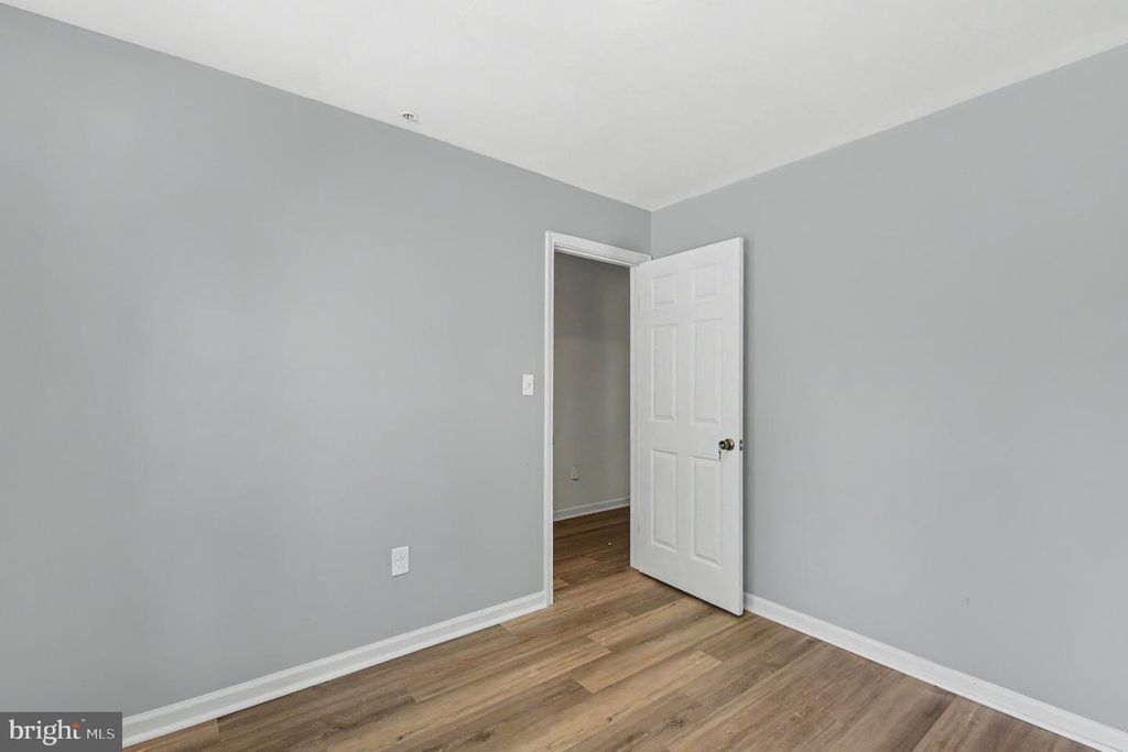 Image 7 of property listing at 725 W CHERRY BLOSSOM WAY, Baltimore, MD 21201