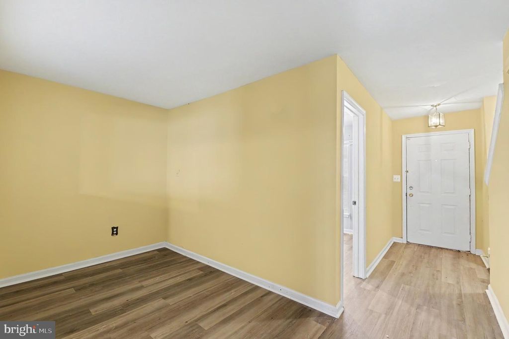 Image 8 of property listing at 725 W CHERRY BLOSSOM WAY, Baltimore, MD 21201