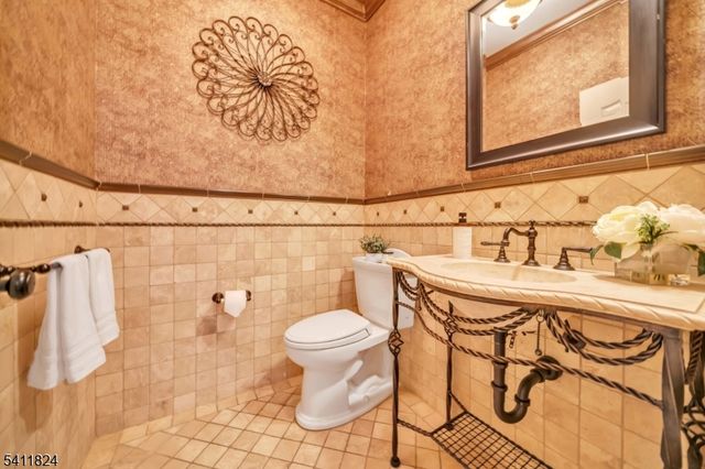 28 Arbor Rd, North Caldwell Boro, NJ 07006