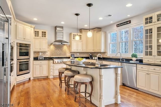 28 Arbor Rd, North Caldwell Boro, NJ 07006