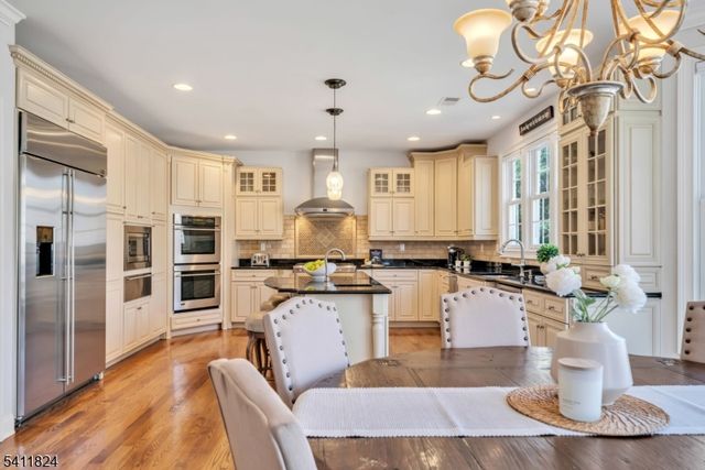 28 Arbor Rd, North Caldwell Boro, NJ 07006