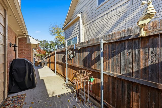 2203 Knoll Ridge Drive, Corinth, TX 76210