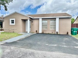 19922 NW 67th Pl, Hialeah, FL 33015