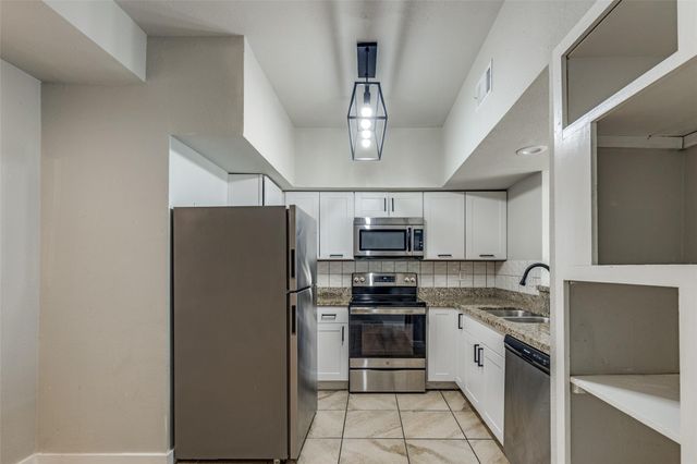 8725 Victorian Village Drive, Houston, TX 77071