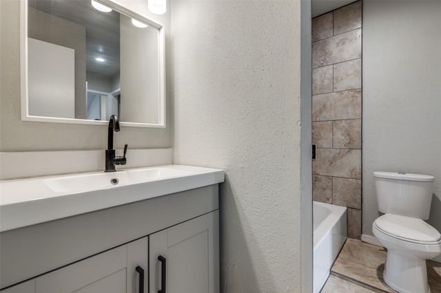 8725 Victorian Village Drive, Houston, TX 77071