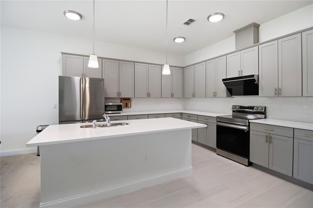 827 DENNIS AVENUE, Orlando, FL 32807