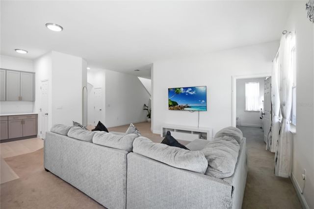 827 DENNIS AVENUE, Orlando, FL 32807