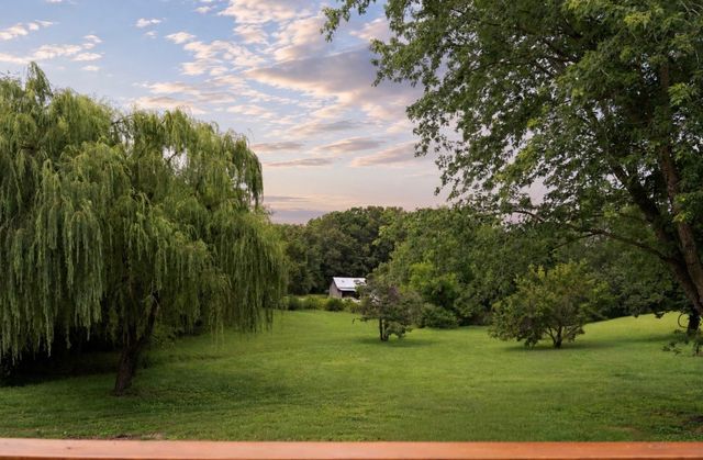 1001 Old East Side Rd, Burns, TN 37029