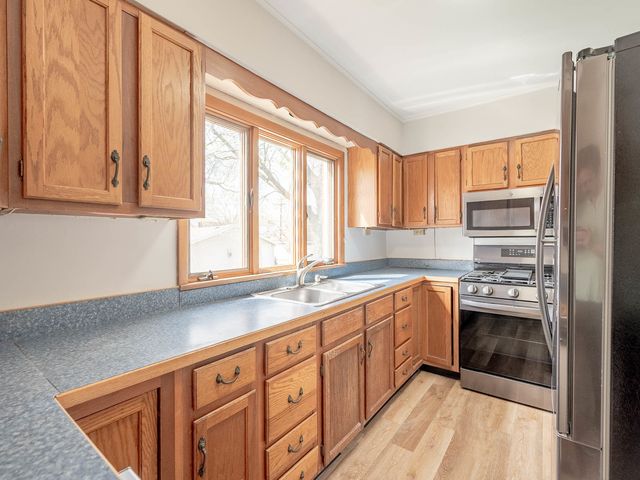 18032 Wildwood Avenue, Lansing, IL 60438