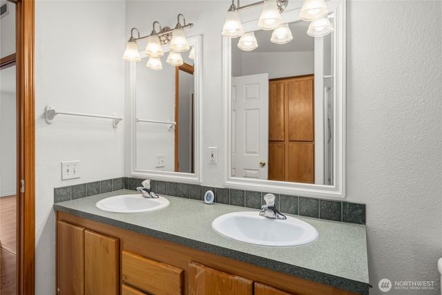 337 Redwood Street, Enumclaw, WA 98022