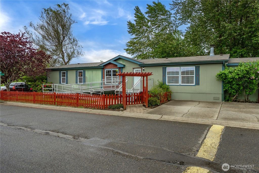 337 Redwood Street, Enumclaw, WA 98022