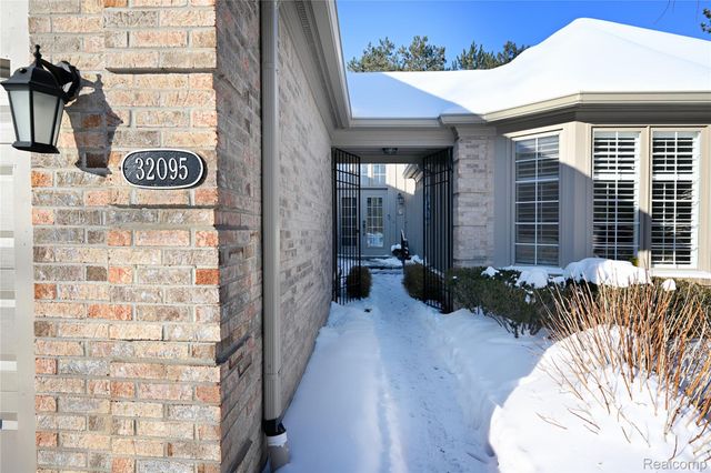 32095 SPRUCE Lane 50, Beverly Hills Village, MI 48025