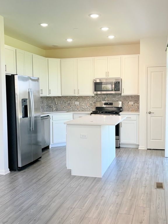 Image 4 of property listing at 2001 Stuttle Road, Batavia, IL 60510