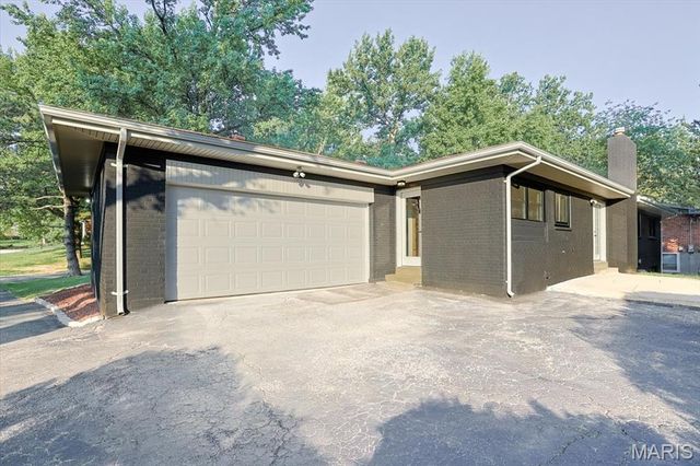 45 Pricewoods Lane, St Louis, MO 63132