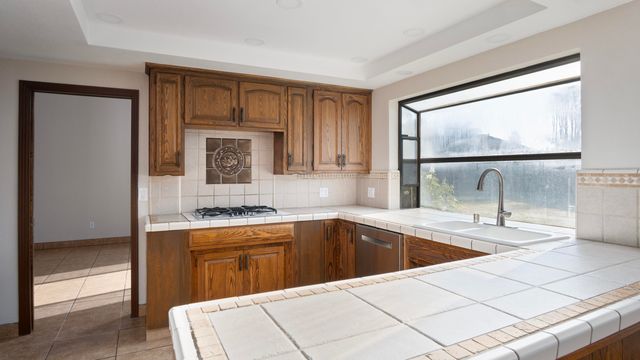 1350 N Lindale Place, Porterville, CA 93257