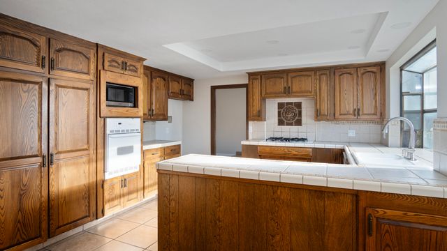 1350 N Lindale Place, Porterville, CA 93257