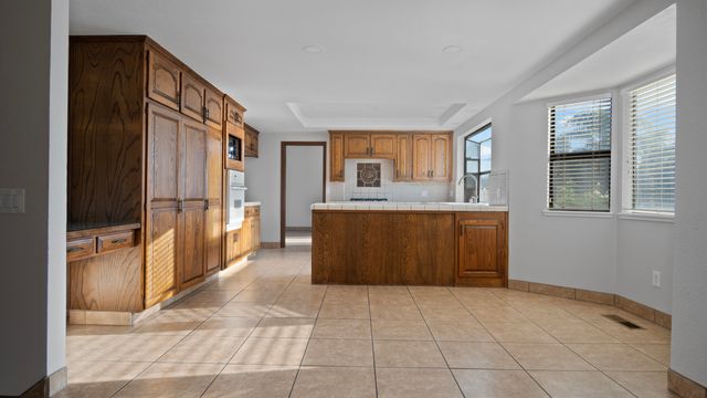 1350 N Lindale Place, Porterville, CA 93257