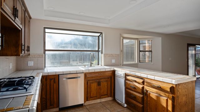 1350 N Lindale Place, Porterville, CA 93257