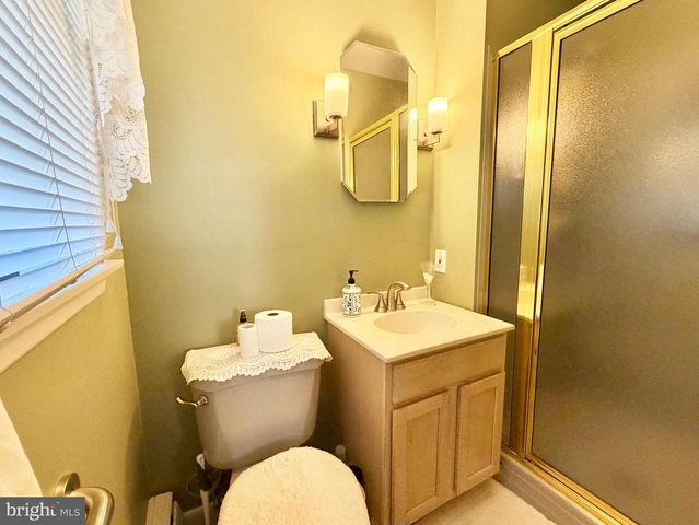 5 HOLMES RD, Cranbury, NJ 08512