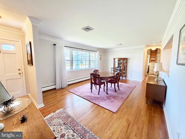 5 HOLMES RD, Cranbury, NJ 08512