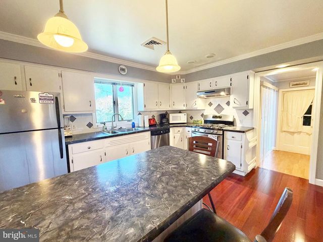 5 HOLMES RD, Cranbury, NJ 08512