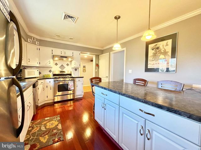 5 HOLMES RD, Cranbury, NJ 08512