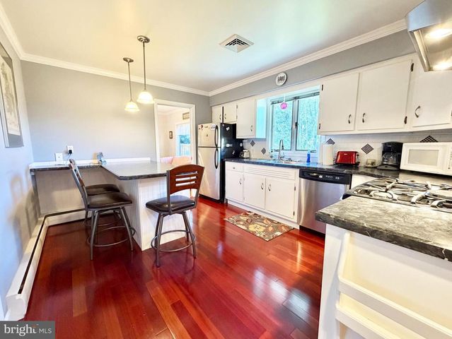 5 HOLMES RD, Cranbury, NJ 08512