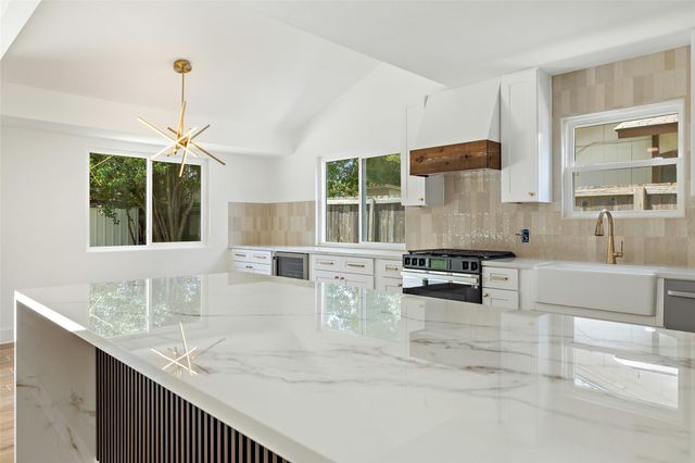 1111 Spearson LN, Austin, TX 78745