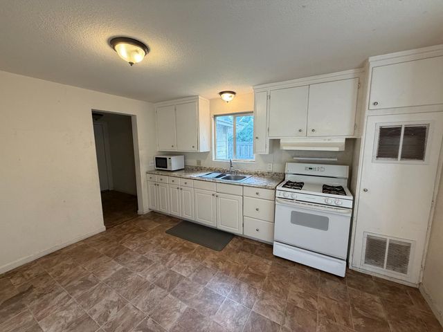 618 Santiago Ave, Sacramento, CA 95815