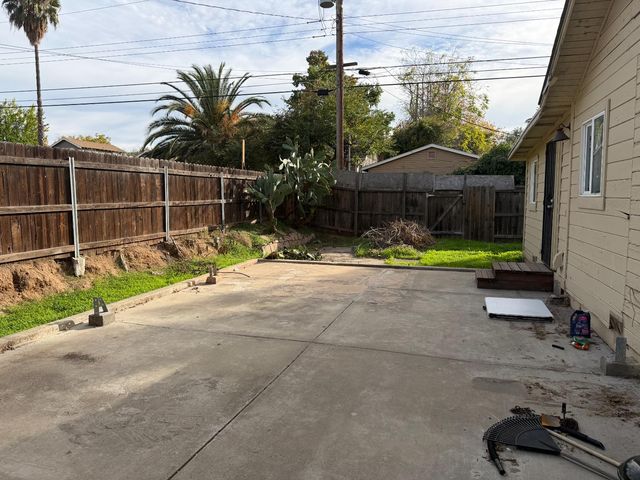 618 Santiago Ave, Sacramento, CA 95815