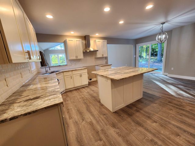 28430 Ranchwood Drive, Southfield, MI 48076