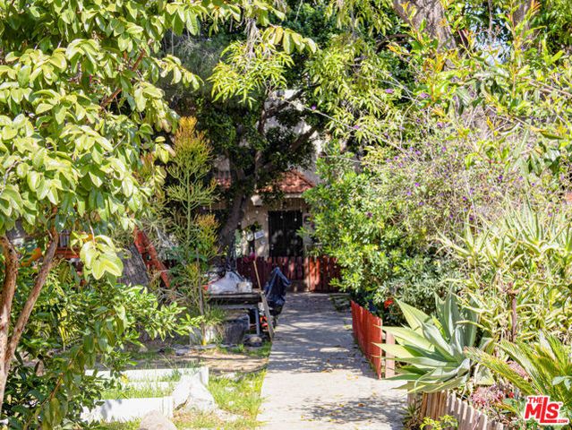9015 Owensmouth Avenue, Canoga Park (los Angeles), CA 91304