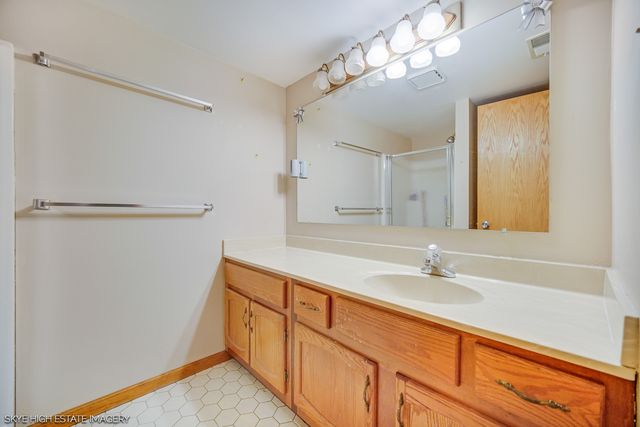 18315 Burnham Avenue 204, Lansing, IL 60438