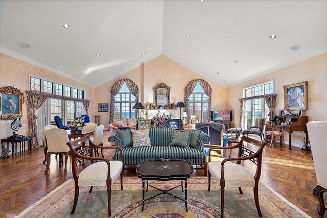 207 Lake Shore Drive, Grosse Pointe Farms, MI 48236