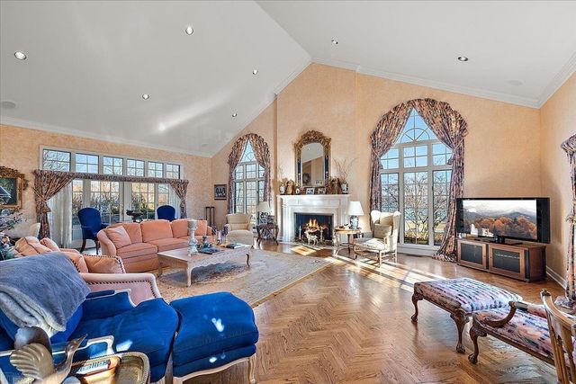 207 Lake Shore Drive, Grosse Pointe Farms, MI 48236