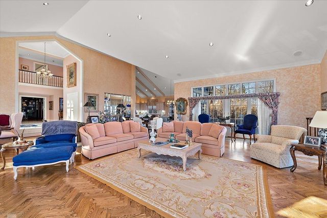 207 Lake Shore Drive, Grosse Pointe Farms, MI 48236