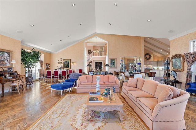 207 Lake Shore Drive, Grosse Pointe Farms, MI 48236